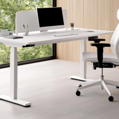 Nowoczesne biuro z biurkiem na składanym stelażu do stołu i ergonomicznym krzesłem.