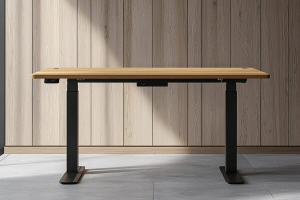 Drewniany stół stoi na metalowych nogach, w które wbudowany jest stelaż składany do stołu.