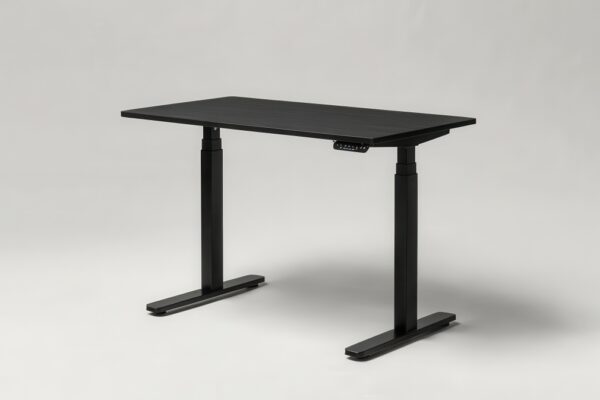 Czarny biurko z regulowaną wysokością posiada solidny stelaż stołu.