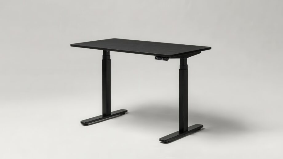 Czarny biurko z regulowaną wysokością posiada solidny stelaż stołu.