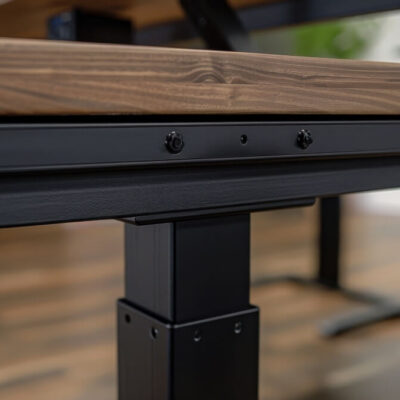 Stelaż składany do stołu podtrzymuje drewniany blat w biurze.