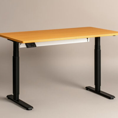 Biurko z blatem w kolorze jasnego drewna i stelażem biurka z regulacją wysokości.