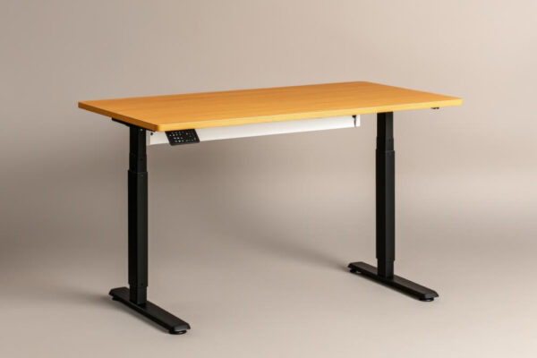 Biurko z blatem w kolorze jasnego drewna i stelażem biurka z regulacją wysokości.