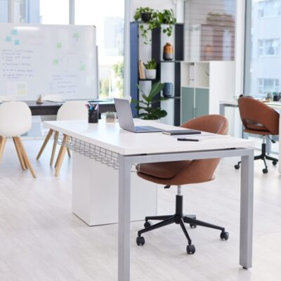 Biuro z nowoczesnym designem i składanym stelażem do stołu.