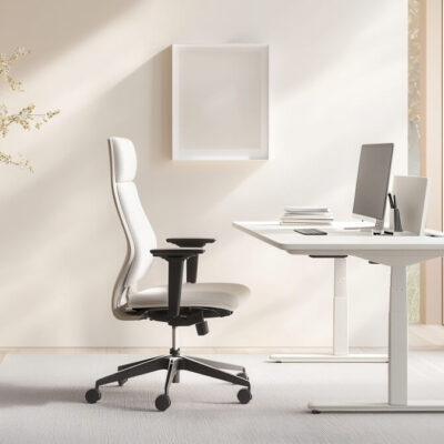 Minimalistyczne biuro z białym stelażem do biurka i nowoczesnym fotelem.