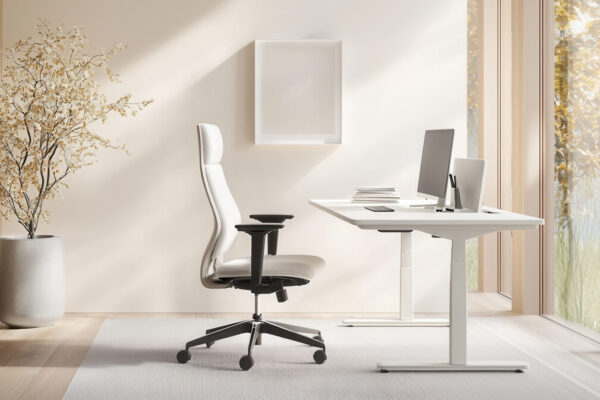 Minimalistyczne biuro z białym stelażem do biurka i nowoczesnym fotelem.